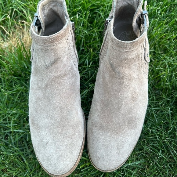 Vince Camuto Women's ankle booties. Size 7. - Picture 4 of 4